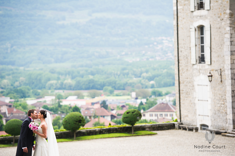 Vue sur les montagnes et sur le château du Touvet - photos de mariage