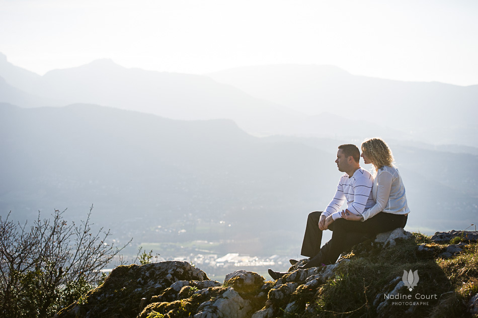 Séance engagement - photo de couple avec vue en hauteur sur la valée de Chambéry