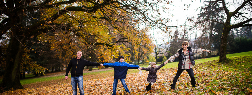 Portrait de famille en automne avec les feuilles mortes au sol - Parc de Buisson Rond à Chambéry