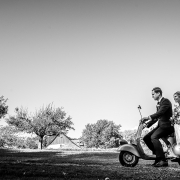 Mariage au golf de Bonmont en Suisse - mariés sur Vespa