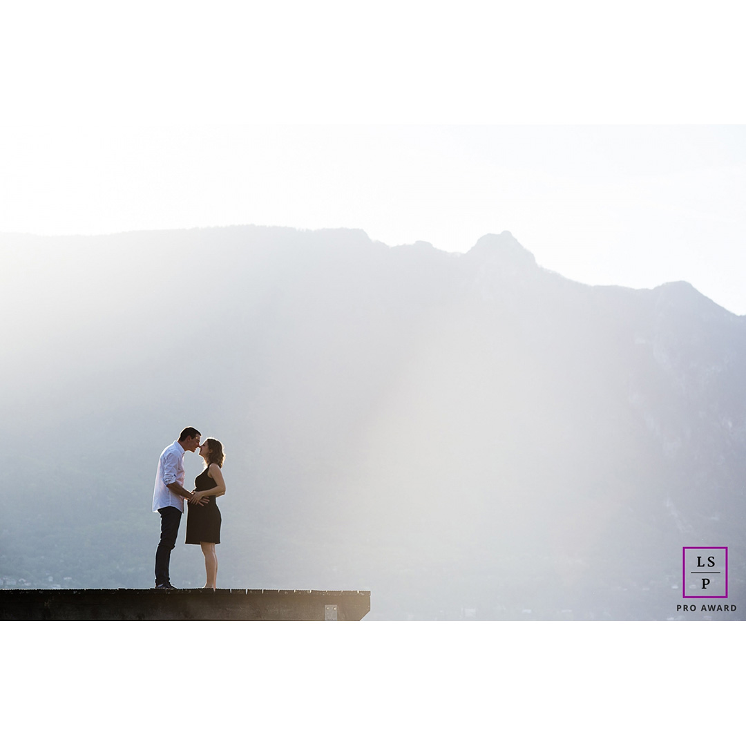 Un couple de futurs parents sur un ponton du lac du Bourget