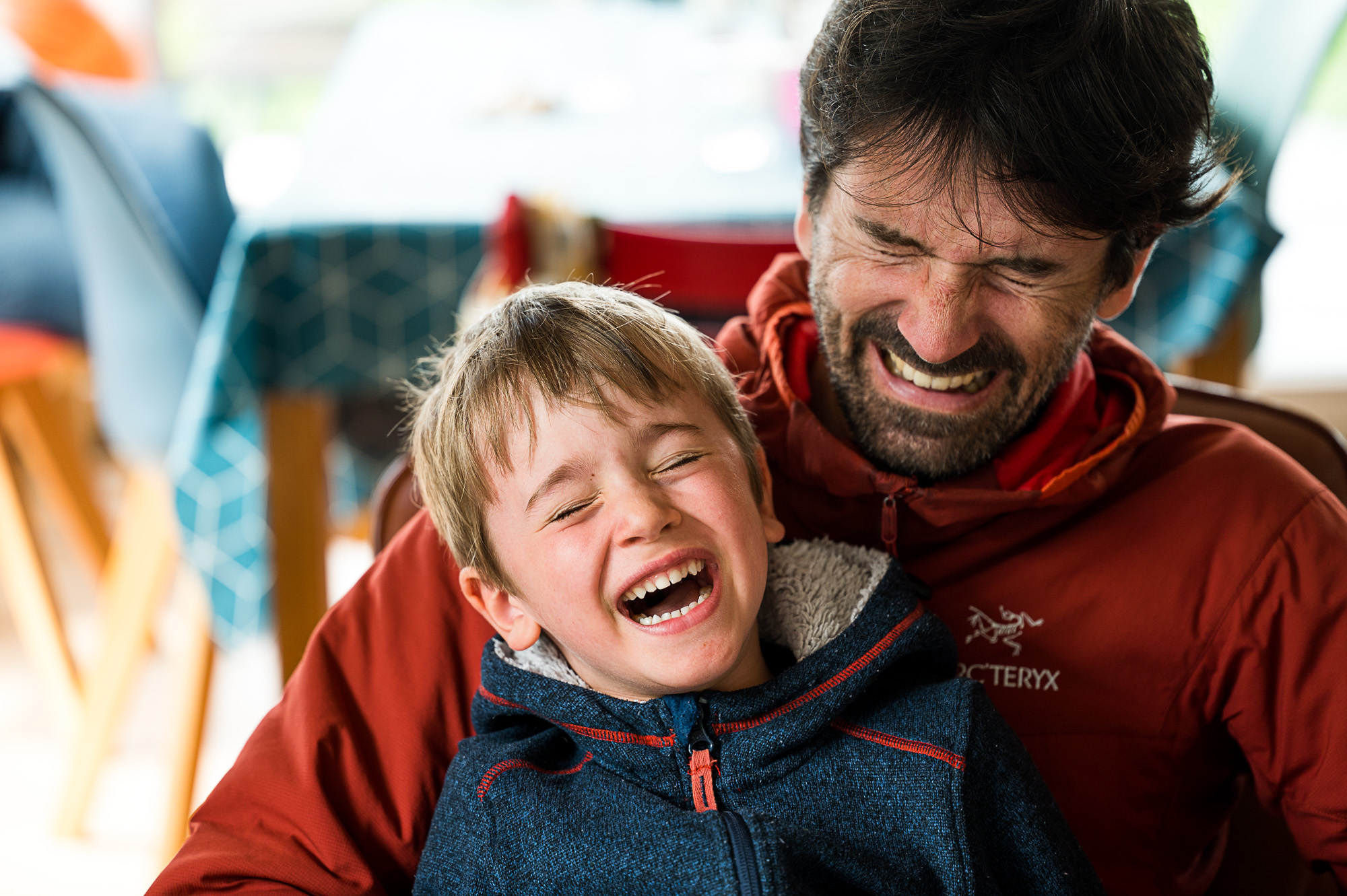 Fou rire d'un papa et de son petit garçon